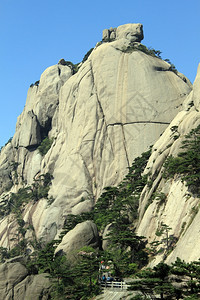 黄山大岩石和游客图片
