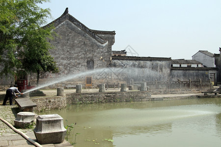 谢克西安镇湖水淋浴图片