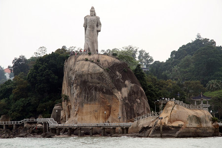 Xiamen附近的IslanGulangyu岛岩石顶端的比喻雕像图片