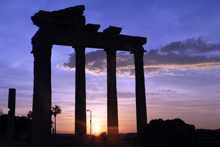 日出在土耳其Side的阿波罗神庙废墟图片