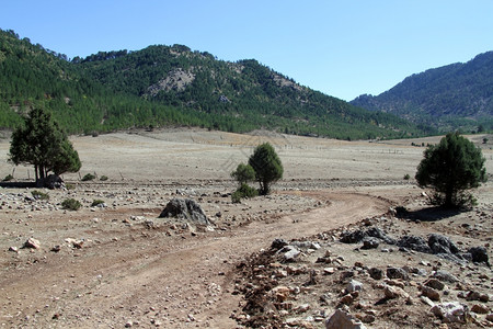 土耳其南部山谷的泥土路图片