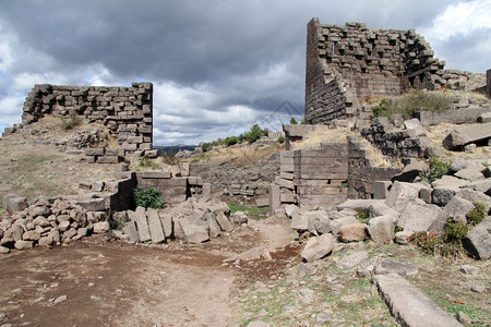 土耳其阿索斯古老堡垒大门的废墟图片