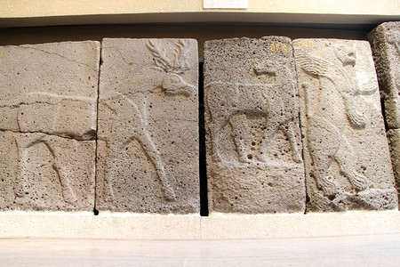 位于伊斯坦布尔考古博物馆的有鹿沙石上巴斯和小鹿图片