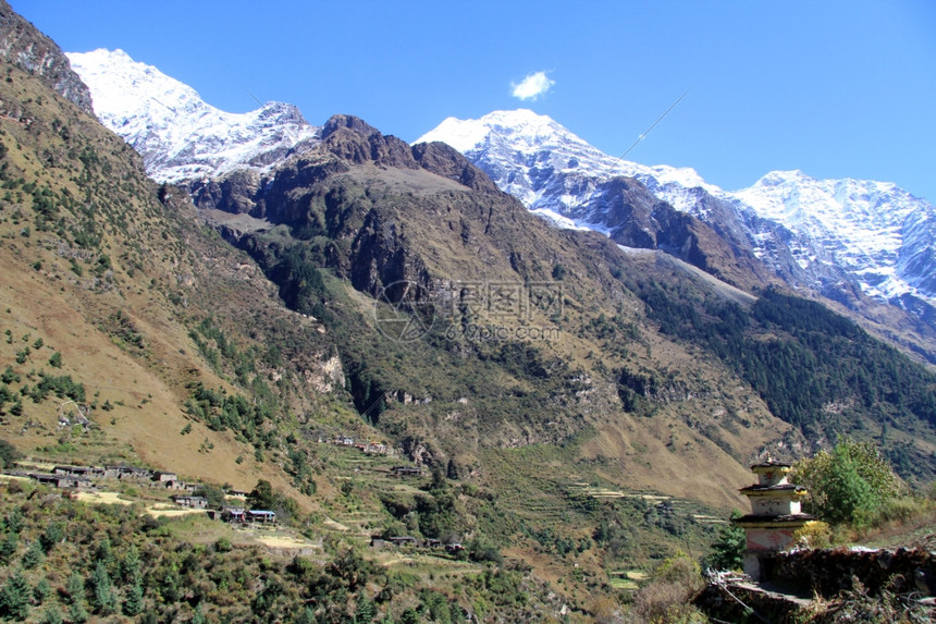 照片 自然风景 马纳斯卢 尼泊尔dagoba和山区村庄.