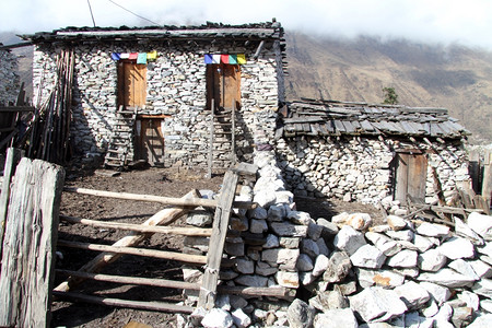 尼泊尔Iun村石块农舍图片