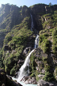 尼泊尔山中高瀑布和岩石图片