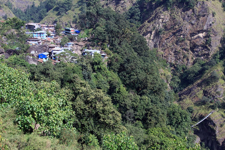尼泊尔山区小村庄和桥梁图片