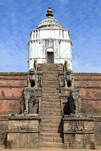 尼泊尔Bhaktapur寺庙的象牙和楼梯图片
