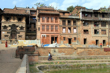 尼泊尔Bhaktapur的房屋和池塘绿水图片