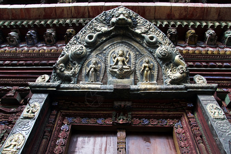 尼泊尔Bhaktapur附近寺庙门长古纳拉扬图片