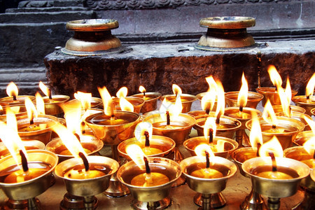 尼泊尔加德满都佛教圣地的灯光图片