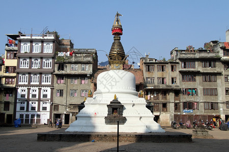 Stupa在住宅区院子里有眼睛的Stupa背景图片