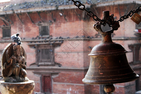 尼泊尔Khatmandu的Durbar广场铜铃和鸽子图片