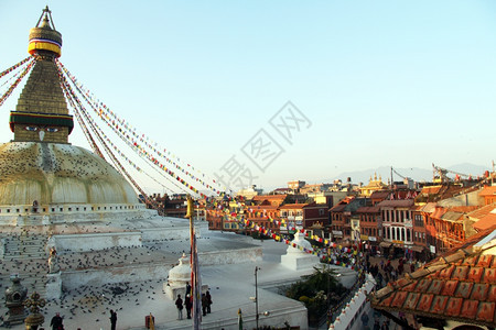 上午和StupaBodnath在尼泊尔加德满都图片