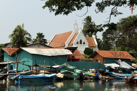 斯里兰卡内贡博的白教堂和船只图片