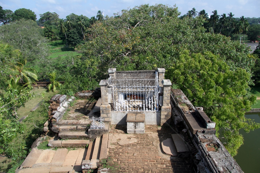 阿努拉达普拉Isurumuniya岩寺的佛教圣地图片