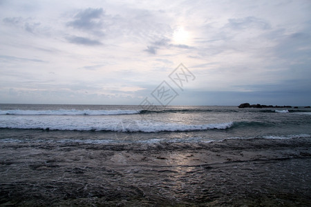 斯里兰卡Hikkaduwa海滩日落和浪图片