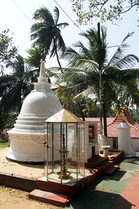斯里兰卡贝鲁瓦拉萨普戈达维哈拉亚的白色佛塔图片