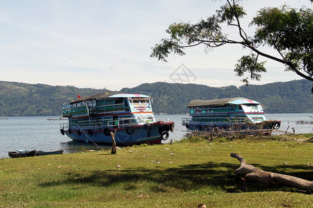 印度尼西亚Samosir岛附近的传统渡轮船图片