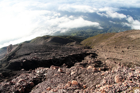 印度尼西亚Kerinci火山坡上的石头和森林图片