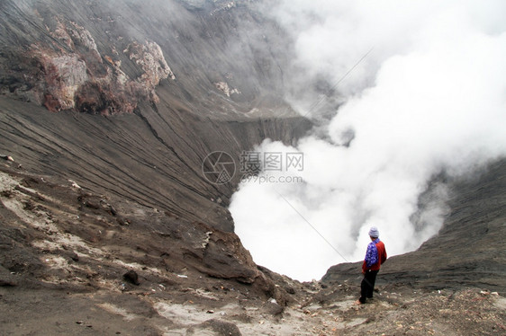 站在印度尼西亚Bromo火山坑内的人图片