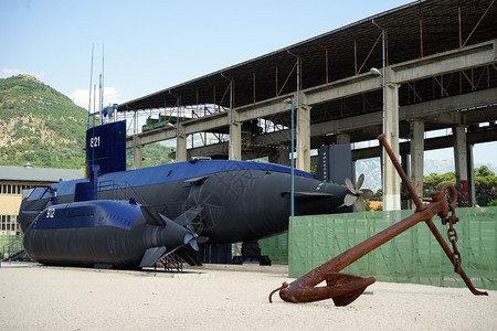 黑山蒂瓦特海洋博物馆附近的旧海洋潜艇和锚图片