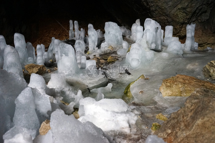 黑山Durmitor的冰洞穴图片