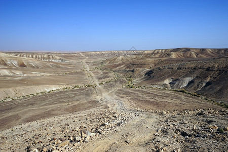 以色列Negv沙漠的泥土路和山坡图片