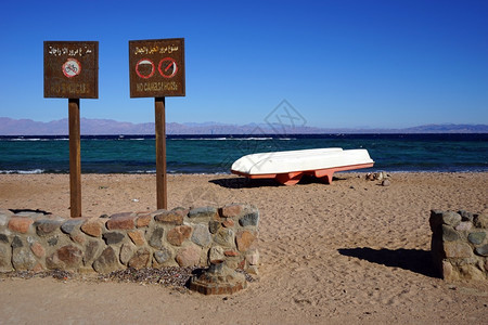 埃及达哈布沙滩上的船和标志图片