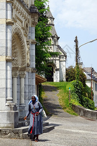 LESTELLEBETHARRAM法国大约2015年7月教堂附近的黑人修女散步图片