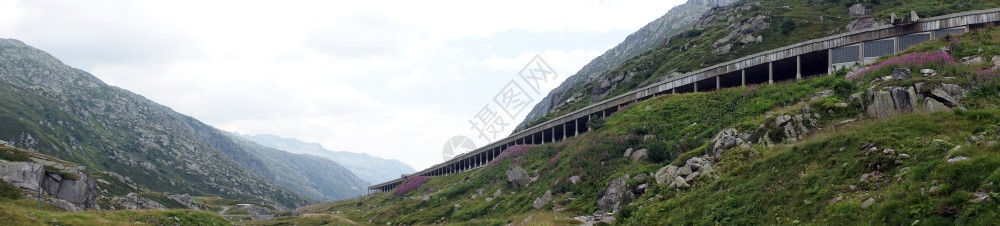 瑞士哥特哈德过道附近山坡上有屋顶的高速公路图片