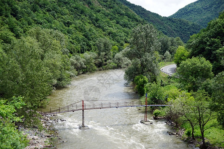 塞尔维亚山谷的桥梁和河流图片
