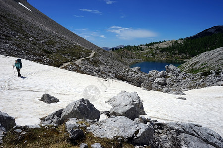 特里格拉夫公园山湖附近的阿尔平纳山道上的背包车图片