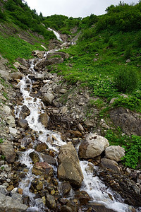 Lichtenstestein山面深坡上的狭小河流图片