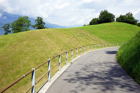 Lichtenstein的沥青路和农田图片