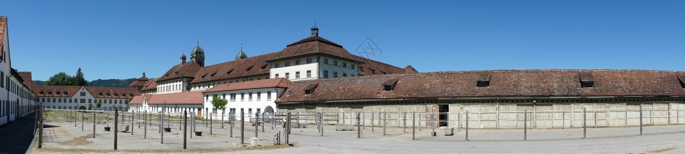 瑞士埃因西内斯兰州德CIRCA2016年7月班尼廷修道院内的马厩图片