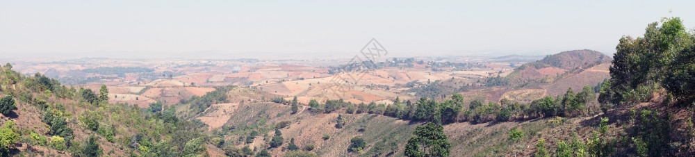 缅甸田和山丘全景图片