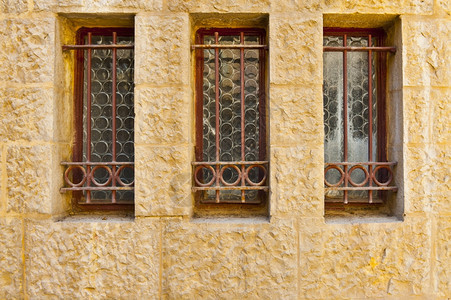 以色列耶路撒冷旧楼装饰的封闭式旧楼窗图片