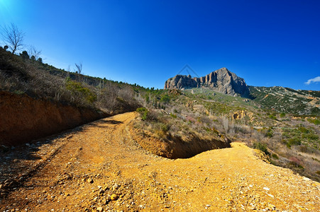 穿过西班牙峡谷的风山泥土路图片