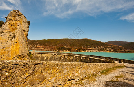西班牙阿拉加河上的混凝土大坝图片