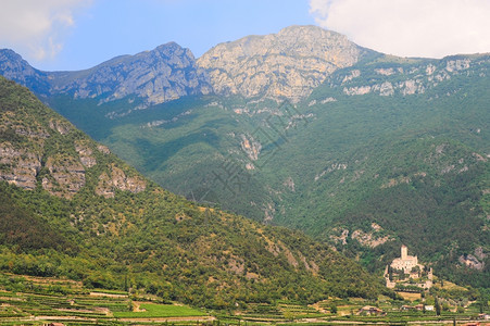 意大利阿尔卑斯山上的小村庄高地图片