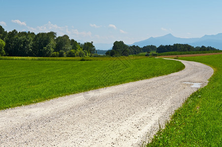 巴伐利亚湖附近Meadow公路上图片