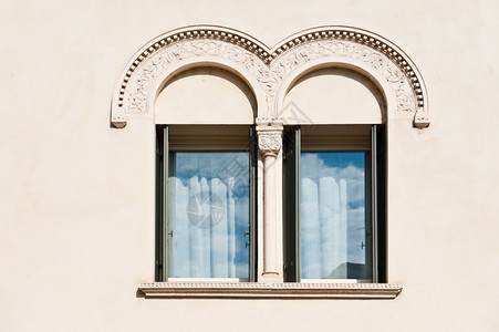 维琴扎旧楼封闭式窗户图片
