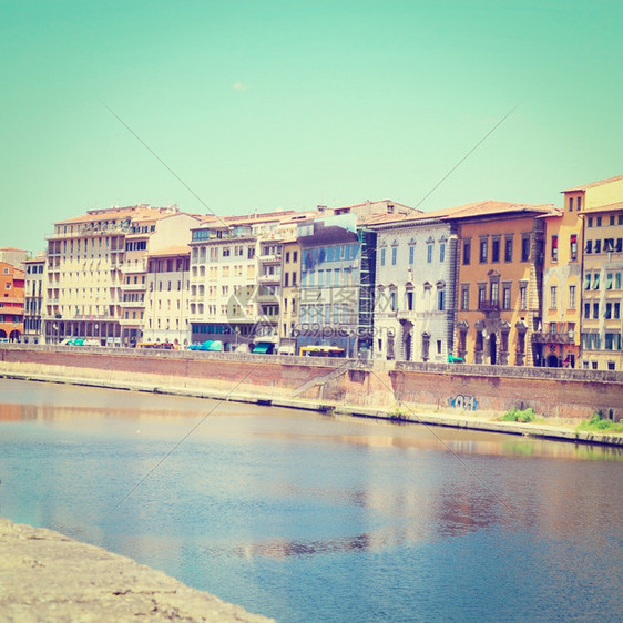 意大利比萨市Arno河堤岸回溯效应图片