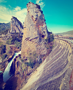 西班牙阿拉贡河上的混凝土大坝图片