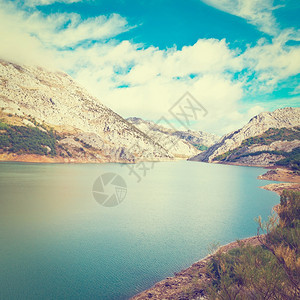 西班牙坎塔布里安山峡谷底的河Instagram效应图片
