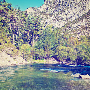 法国阿尔卑斯山脉峡谷底的河川Instagram效应图片