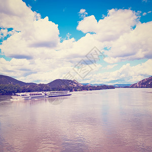 法国Rhone河上的乘客船Instagram效应图片