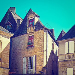 法国萨拉特市豪宅峰顶屋上的黑瓷砖Instagram效应图片