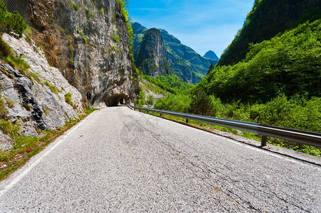 武汉东湖绿道道路上的岩石隧背景